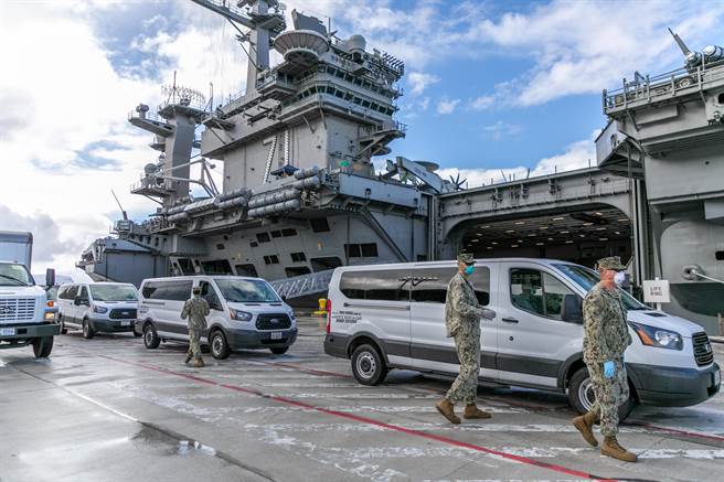 「罗斯福」号部份官兵4月3日撤离航母的画面。（美国海军）