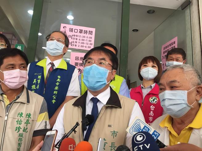 台南市長黃偉哲表示，會衡量南部狀況，朝向更嚴格規範社交距離、人際接觸及執行戴口罩。