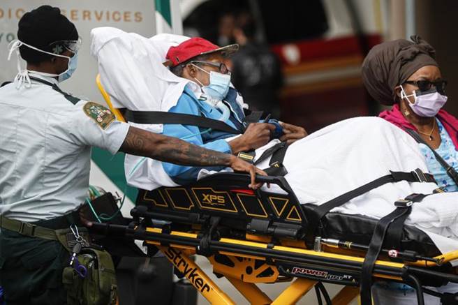 白宮防疫任務小組先前曾預測這場大流行恐將奪走至多24萬人命，但疾病控制與預防中心主任芮斐德表示，目前多數美國人民願意遵守政府「保持社會距離」的要求，疫情結束後的確診數據將會大大低於原先預測。圖為將被送往紐約當地醫院的確診病患（美聯社）