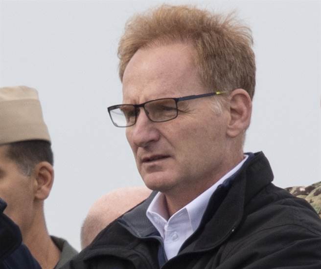 美國代理海軍部長莫德里（Thomas Modly，見圖）因重砲痛批「羅斯福」號（USS Theodore Roosevelt）航母前艦長克勞齊（Brett Crozier）是「笨蛋」，受到輿論撻伐與議員施壓，決定請辭走人。（美國海軍）