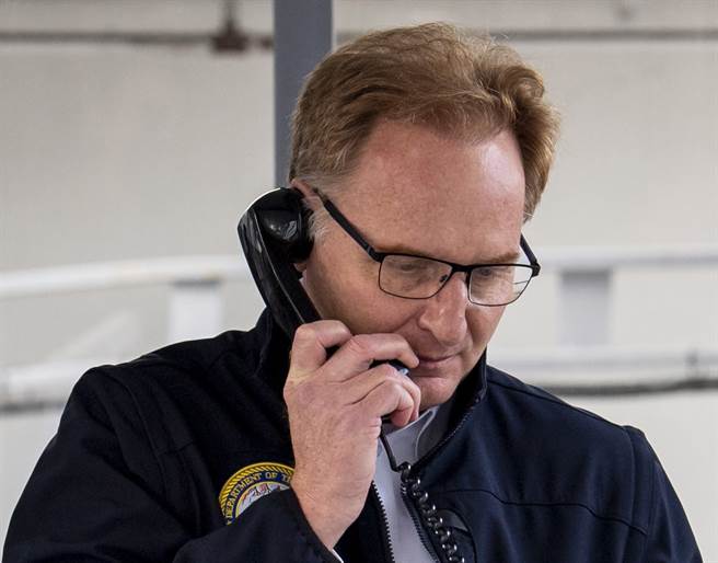 已請辭獲准的美國代理海軍部長莫德里（Thomas Modly）2020年3月31日在海軍醫療艦「慈悲」號（USNS Mercy）上、向全艦官兵發表談話的資料照。（美國海軍）