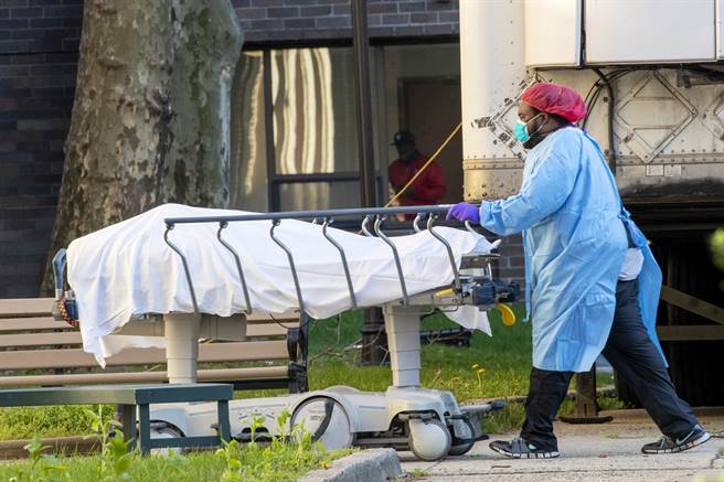 截至8日，全球新冠肺炎确诊人数已突破150万人大关，疫情最严重的美国有逾42万人确诊、超过1.4万人丧命，专家预估，周日（12日），美国单日死亡数将攀上高峰。（图／美联社）