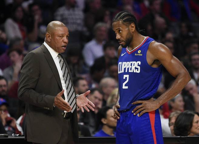 快艇总教练瑞弗斯认为里欧纳德(右)可趁这次停赛期间，真正恢復身体健康。(美联社)