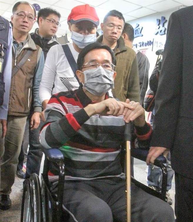 前总统陈水扁昔到台南新楼医院，找女婿赵建铭看病，全程坐轮椅。(图/本报资料照，黄仲裕摄)
