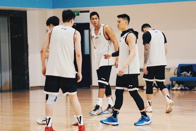 林书豪带着全新髮型，在隔离过后首次加入北京首钢的团队训练。(取自林书豪微博)