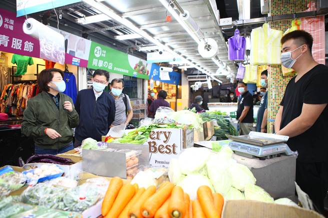 台北市副市长黄珊珊9日前往光復市场视察。（张立勋摄）