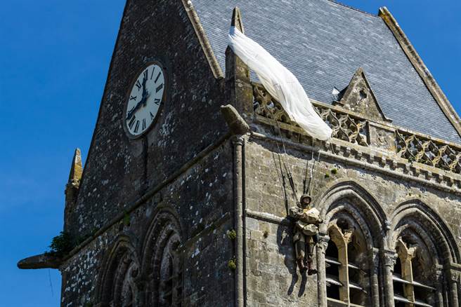 二战时一名美国伞兵因为误降，被挂在教堂上动弹不得，最后靠着装死逃过一劫。（图／达志影像）