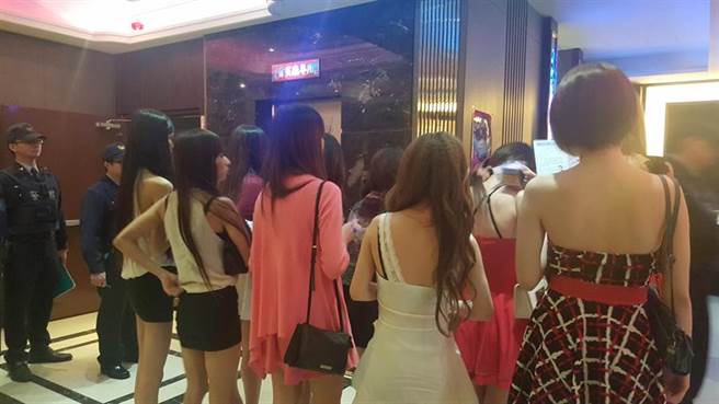 台北市一家高级酒店努公关遭确诊肺炎，酒店上午宣布暂停营业，当地里长并动员消毒。(示意图与图中人地物无关/胡欣男摄)
