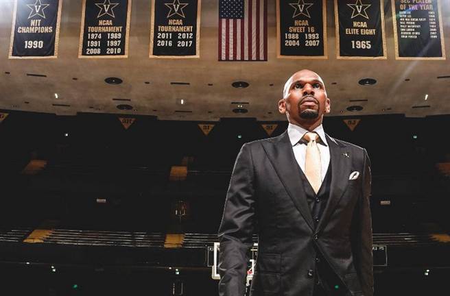 现任范德堡大学教练的史塔克豪斯，回忆当年跟乔丹同队打球并不愉快。(取自范德堡大学官推)