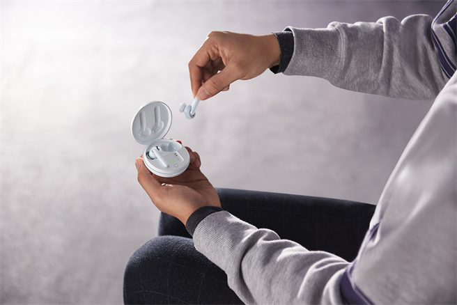 全新OPPO Enco W31提供开盖即连与自动回连等贴心功能，同时搭载配戴检测功能，不怕意外遗失或临时中断。(OPPO提供／黄慧雯台北传真)