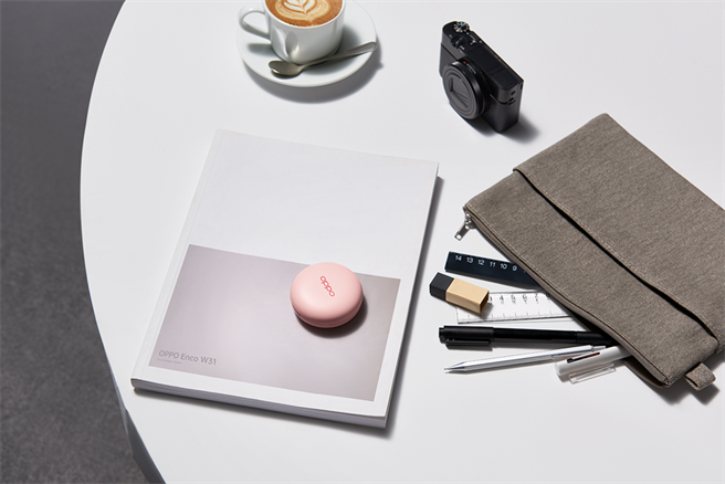 OPPO Enco W31轻薄时尚，表面所使用的珠光质感，让你一入手就有如初恋相见，未来也将推出专为年轻女性打造的粉色特别款。(OPPO提供／黄慧雯台北传真)