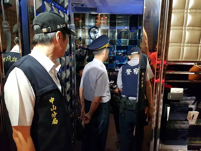 中央下令酒店、舞厅即日起停业，警方将加强临检，防止业者偷开门营业。（胡欣男摄）