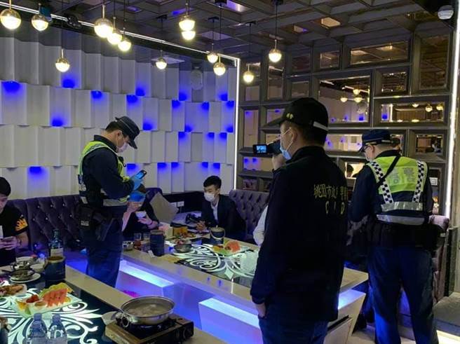 政府下令，为了防疫，全国酒店舞厅即日起停业，今晚将严格稽查业者有无遵守配合。（桃园市警局提供）