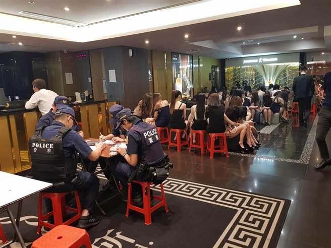 全台酒店舞厅熄灯防疫，网友讚这位小姐做了歷任警署长无法完成任务。（示意图/非新闻当事人店/本报资料照片）