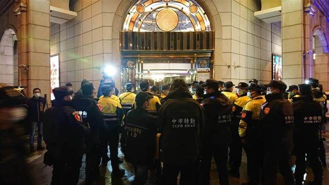 过去治安首长信誓旦旦要剷除八大行业未能达成，今天因酒店小姐染新冠肺炎，反而让全台酒店舞厅熄灯防疫。（示意图/非新闻当事人店/本报系资料照）