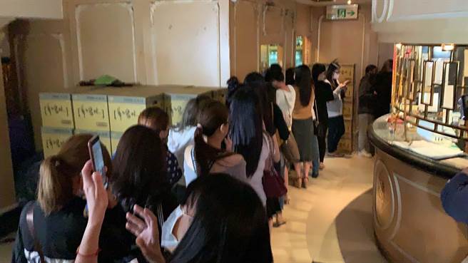 金芭黎舞厅的舞小姐，排队准备领薪水。（柯宗纬摄）