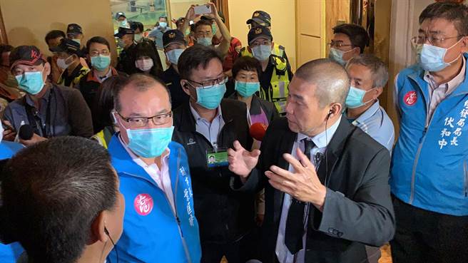 高市副市长叶匡时（左二）今晚突击金芭黎舞厅，看业者是否有照规定停业。（柯宗纬摄）