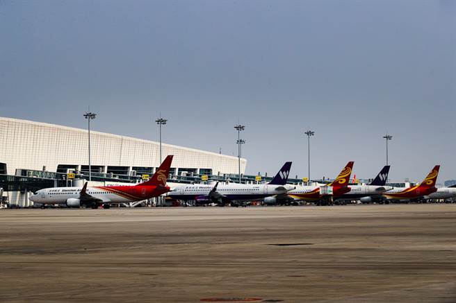 依大陆民航局与卫健委、海关总署等部门规定，自3月23日起，所有目的地为北京的国际始发客运航班均须从天津、石家庄、太原、呼和浩特、上海浦东、济南、青岛、南京、渖阳、大连、郑州、西安等12个指定的第一入境点入境，以避免输入疫情直接衝击大陆首都北京。图为太原武宿国际机场拦下了28名自莫斯科进入的新冠肺炎确诊病例。（图／中新社）

