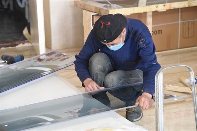 为防范来自俄罗斯的疫情，收治来自俄罗斯的确诊病例，黑龙江近日将启用绥芬河方舱医院，目前正在日夜加紧建设中。图为绥芬河方舱医院施工。（图／新华社）