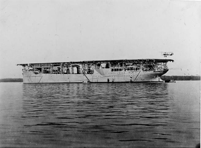 高佛雷‧瑟瓦利耶(Godfrey Chevalier)駕駛Aeromarine 39水上飛機，降落蘭利號。(圖/美國海軍歷史和遺產指揮部)