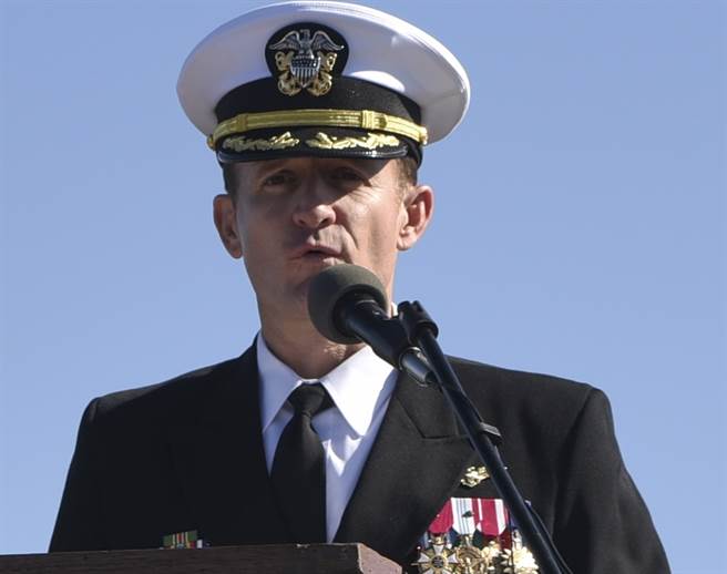 「羅斯福」號（USS Theodore Roosevelt，CVN-71）航母前艦長克勞齊（Brett Crozier）向艦上官兵發表談話的資料照。（美國海軍）