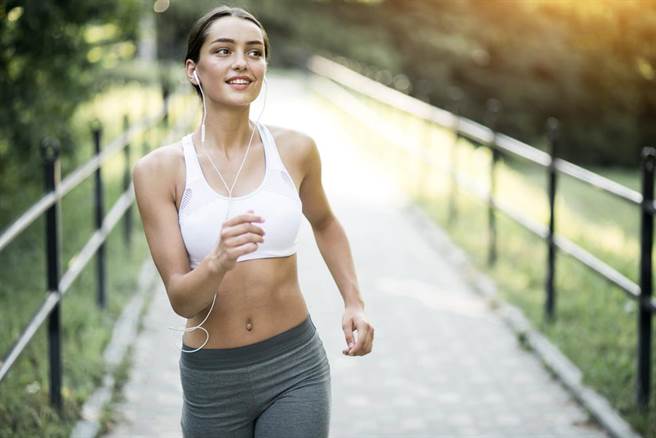 戴口罩运动就很安全？医师指出，运动时会大口呼吸，汗水、口水甚至是鼻水沾湿口罩，会让口罩失去阻挡病毒的功效。（示意图／Shutterstock）