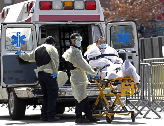 一名新冠肺炎病患7日在紐約皇后區被送上救護車。（美聯社）
