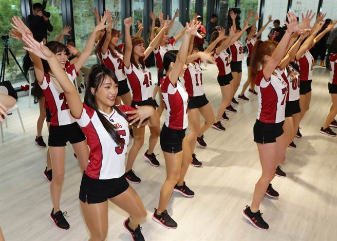 中華職棒樂天桃猿啦啦隊Rakuten Girls在2月27日進行本球季的開訓典禮，宣布從今年開始，也是在中職首創每位啦啦隊女孩都有自己的官方背號。（報系資料照, 季志翔攝）