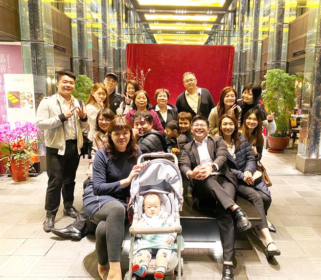 永庆不动产芦洲捷运站前加盟店由一群平均年龄33岁的伙伴组成，虽然年轻，却已用专业在三重、芦洲站稳一席之地。