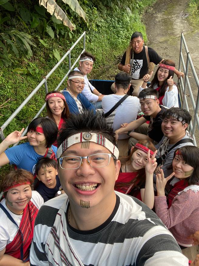 永庆不动产芦洲捷运站前加盟店店长林纬信(前1)期望每一位同仁都能成为「百万年薪」一族。