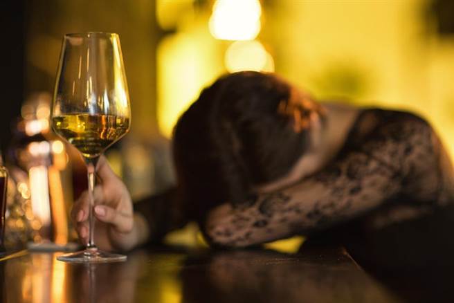 急诊医认为，酒店和舞厅相关行业难维持社交距离，空间又密闭，超容易成为防疫缺口，铁腕禁止酒店和舞厅营业也是没办法的事。此为示意图。(达志影像/shutterstock)