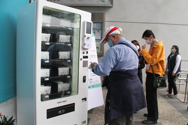 台北市實名制口罩自動販賣機系統，12日試辦上線。（譚宇哲攝）