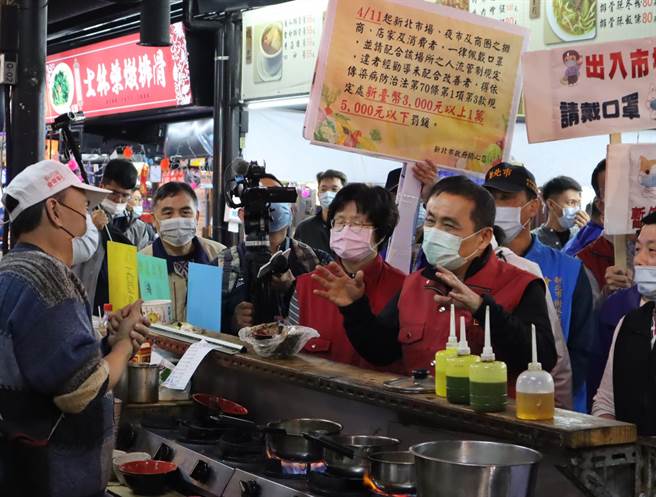 一位女民眾她一踏入樂華夜市，就瞬間被熱心的義工澆熄了心中的不安。圖為侯友宜前往樹林興仁夜市視察防疫狀況。（本報系資料照／許哲瑗攝）