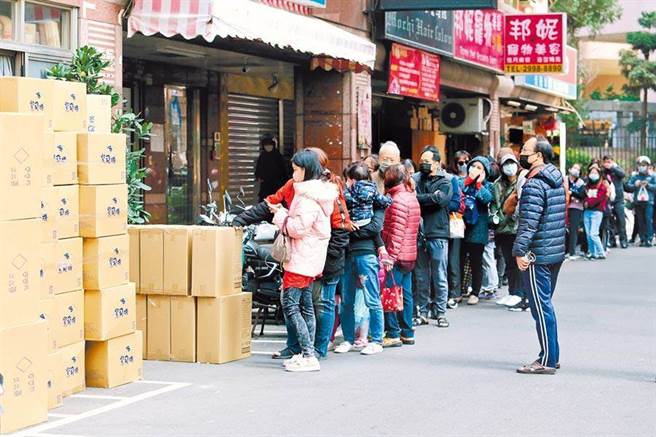 有民眾指出，他从疫情爆发开始到现在，从没去排过酒精口罩。（图为民眾排队买口罩示意图／本报系资料照）