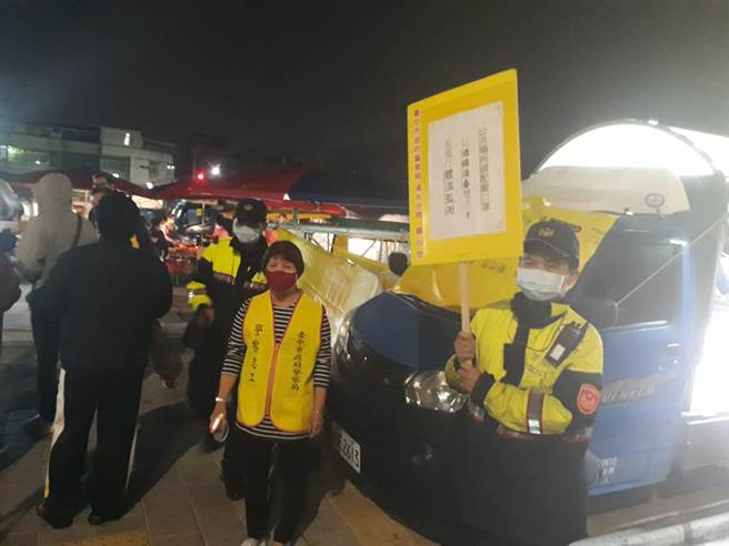 一位女民眾逛夜市時看到防疫人員確實宣導，民眾都相當配合，讓她相當自豪。圖為台中市員警協助夜市業者示範宣導人流管制。（清水警分局提供）