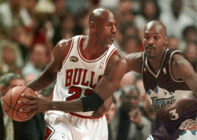 富比世公布最新榜单，乔丹身价21亿美元，比伍兹、梅威瑟、詹姆斯、布莱恩等人都高出一大截，堪称体坛吸金王。（美联社资料照）