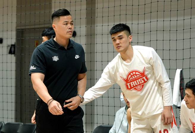 台银总教练陈国维竟在最后一天例行赛被裁判驱逐出场！(中华篮协提供/黄及人新北传真)