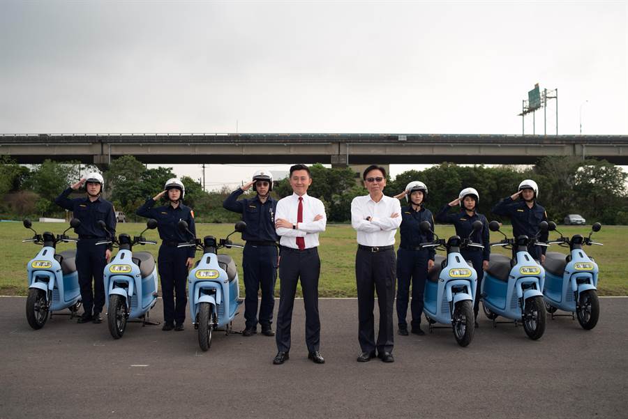 新竹市警察局成立水岸巡邏隊，加強取締並勸導闖入新竹左岸自行車道的違規機車。（邱立雅攝）