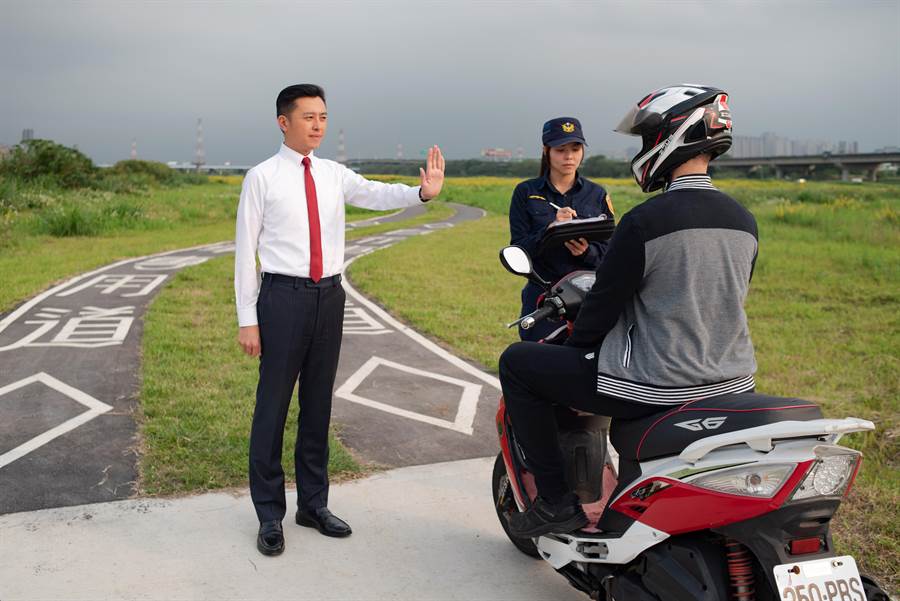 新竹左岸自行車道禁止機車闖入，警方成立水岸巡邏隊守護民眾安全。（邱立雅攝）