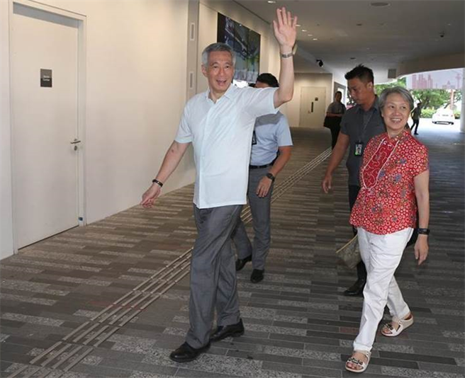 新加坡總理夫人何晶「Good show」掀網戰　他酸：再鬧就丟臉了。圖為新加坡第一夫人何晶（右）與總理李顯龍。（圖／李顯龍臉書）