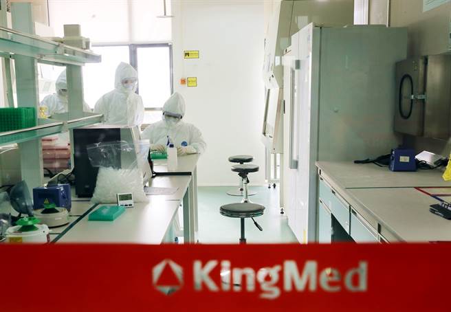 北京对大陆学术机构下达指令，要求所有新冠肺炎的相关研究论文发表前须进行额外审查，有关病毒起源的论文审查会更加严格。图为大陆实施新冠病毒检测的实验室资料照。（资料照／新华社）