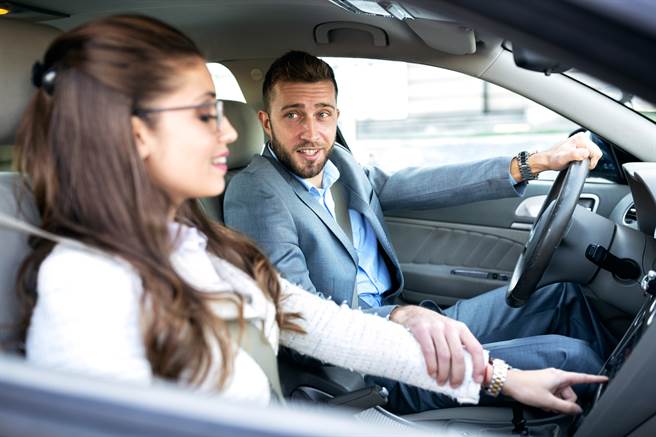 他急煞伸手摸女同学胸部 结局意外(示意图／达志影像)