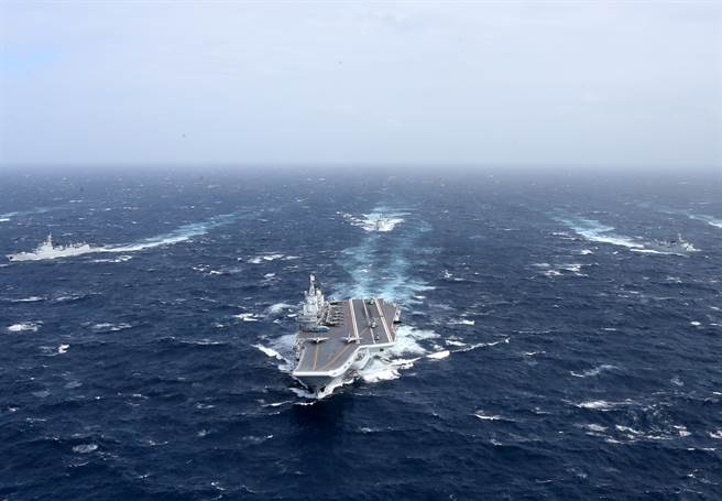 中方海軍航母「遼寧」艦編隊向西太平洋航渡的資料照。 （新華社）