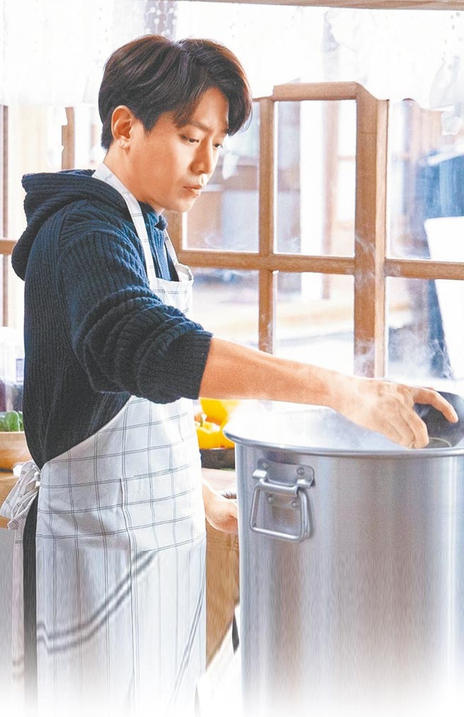 Eric最近的拿手菜是韓式泡菜鍋，加入獨門配方讓太太讚不絕口。（摘自推特）