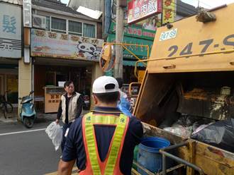 田中垃圾車斗加裝反射鏡 提升民眾行的安全