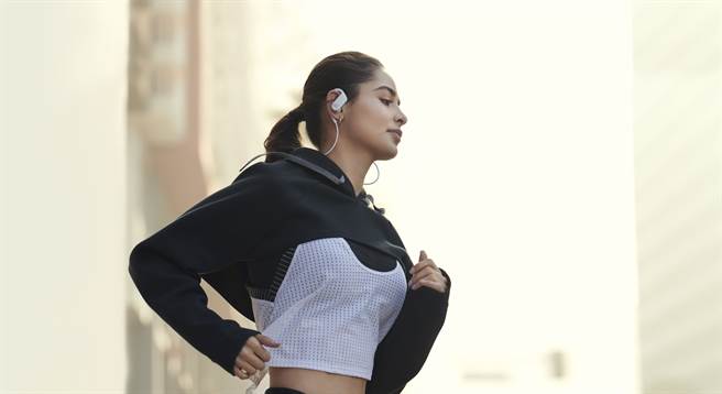 全新升级Powerbeats运动无线耳机，拥有长达15小时聆听时间，适合挑战长时间运动训练。(Beats提供／黄慧雯台北传真)