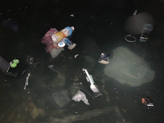 台南市東區東寧路一棟老舊公寓的地下蓄水池，被發現遭棄置瓶裝尿液、廚餘等物品。（翻攝畫面）