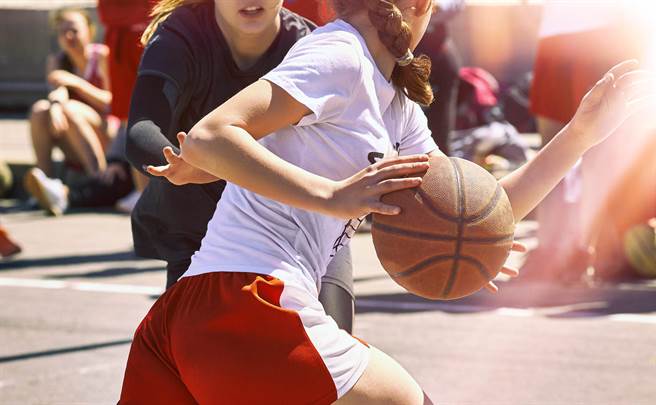 正妹打籃球 地板倒影羞洩裙底春光(示意圖／達志影像)