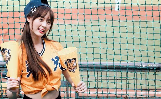 中职棒开幕表演 超凶啦啦队员爆红(图翻摄自IG/sammie_923)