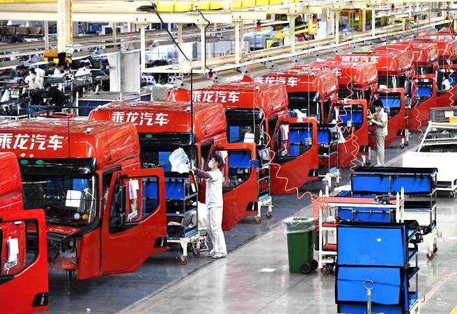 此次新冠全球疫情讓許多產業都體認到將工廠全部壓在大陸的風險太大，未來將逐步分散產能，避免因過度集中形成大規模中斷的風險。圖為大陸廣西柳州的商用汽車復工。（圖／新華社）